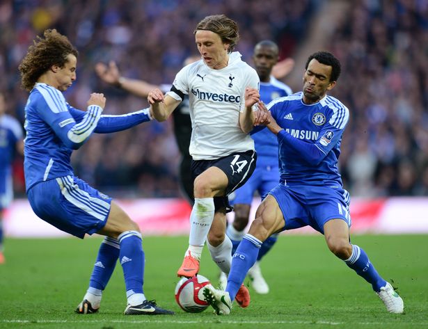 تم إغلاق Luka Modric من Tottenham Hotspur من قبل David Luiz و Jose Boseswa من Chelsea خلال كأس الاتحاد الإنجليزي مع مباراة Budweiser نصف نهائية بين توتنهام هوتسبور وتشيلسي في ملعب ويمبلي في 15 أبريل 2012 