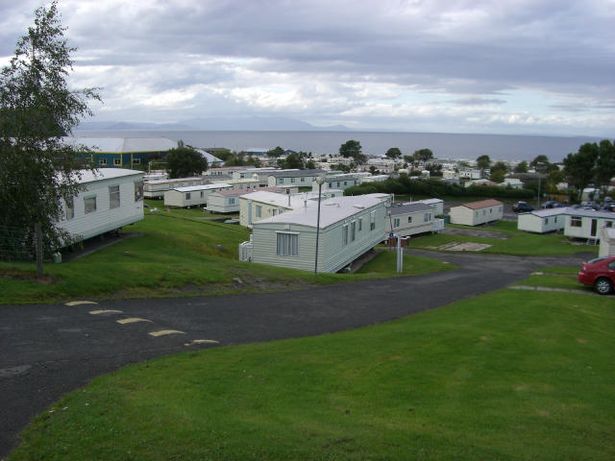 تظهر الصورة معسكر العطلات البريطاني 'Butlins Ayr'. كان بوتلين آير معسكرًا للعطلات بالقرب من آير في ساوث أيرشاير ، اسكتلندا. عندما تم افتتاحه في الأصل في عام 1946 ، تم تسمية Ayr Butlin ، ولكن في عام 1987 تم إعادة تسمية WonderWest World. تم إغلاقه في عام 1998 وأعاد فتحه في عام 1999 تحت إدارة عطلات Haven التي أعادت تسميتها Craig Tara.