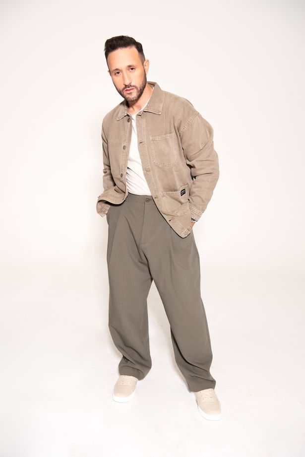 أنتوني كوستا يسعد الحشود في ماما ميا! الحزب