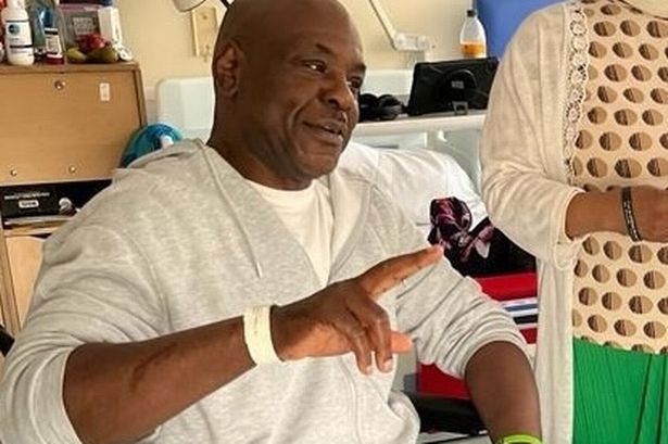 Olubiyi Jibowu في المستشفى قبل بتر ساقه