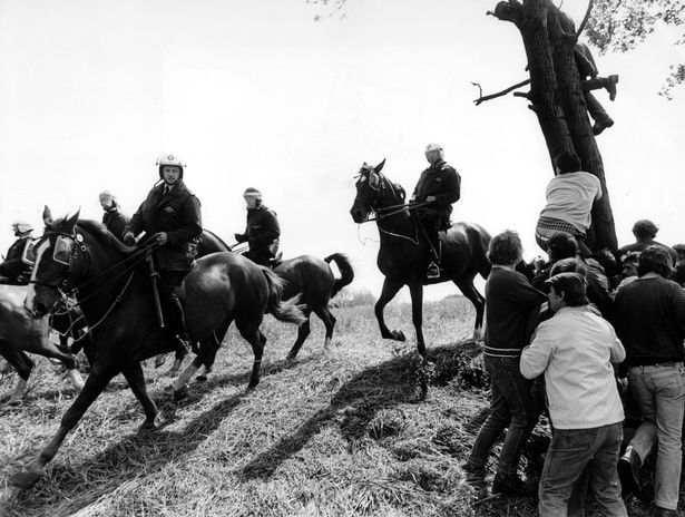 الأوتاد التي تغطيها كمستحضرات شرطة مثبتة كما احتجت في مصنع Orgreave Coking في عام 1984