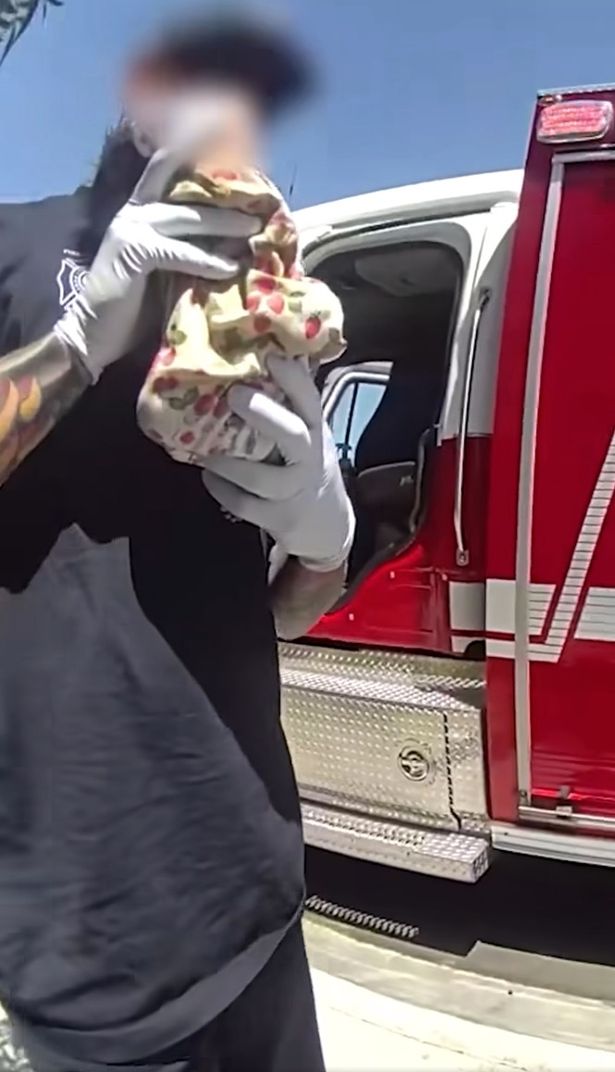 كان الطفل الصغير ملفوفًا بطانيات ملقاة بجانب جسم الأم بلا حياة.