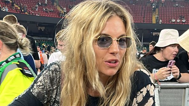 تجسد Sienna Miller المدرسة القديمة الأنيقة وهي تشارك أحكام ثلاث كلمات على أزعج الواحة