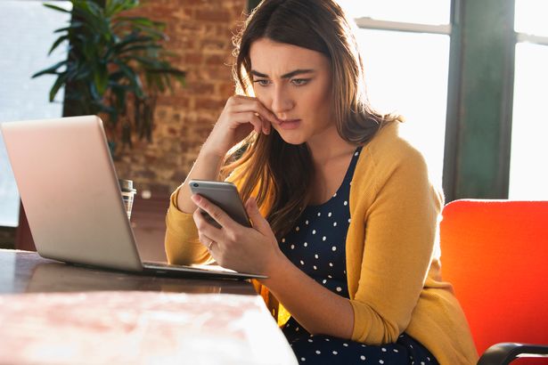 لم تستطع امرأة أن تصدق رد فعل رئيسها على ملابسها الأنيقة في يوم مشمس مؤخرًا (ملف)