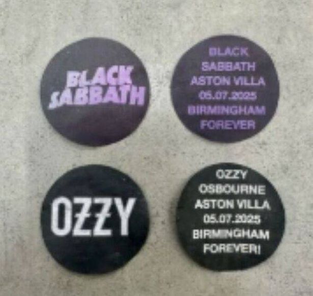 قطعتين من حلويات Ozzy Osbourne وقطعتين من حلويات السبت الأسود معروضة في الأمام والخلف