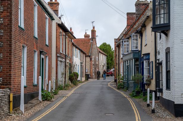 Blakeney ، إنجلترا - 18 سبتمبر: منظر عام لممتلكات الكوخ القديمة في Blakeney High Street في 18 سبتمبر 2024 في Blakeney ، المملكة المتحدة. (تصوير جون كيبل/غيتي إيمايز)