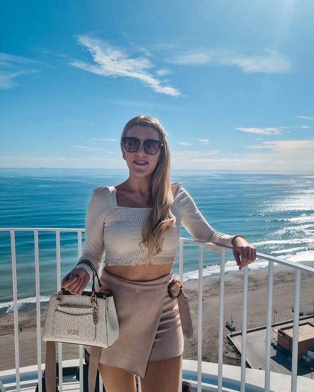 أعطت المرأة البالغة من العمر 33 عامًا نصائح أهم لما تشتريه أثناء عطلة