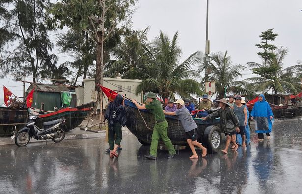 ينقل الناس قاربًا من الشاطئ قبل Typhoon Wipha في Thanh Hoa