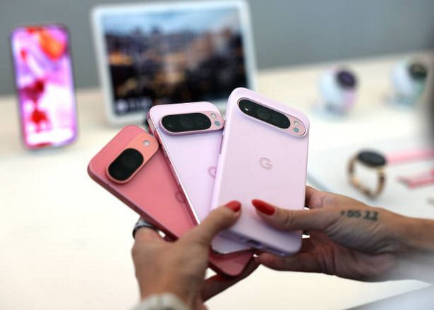 يحتفظ أحد الحاضرين بهواتف Google Pixel 9 الجديدة خلال حدث Google بواسطة Google في مقر Google في 13 أغسطس 2024 في Mountain View ، كاليفورنيا. أعلنت Google عن هواتف بكسل جديدة وساعات وميزات منظمة العفو الدولية خلال حدث Google الذي صنعه Google.