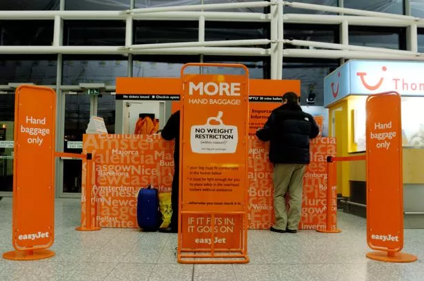رجل في EasyJet Carry-On Agage فقط مكاتب تسجيل الوصول
