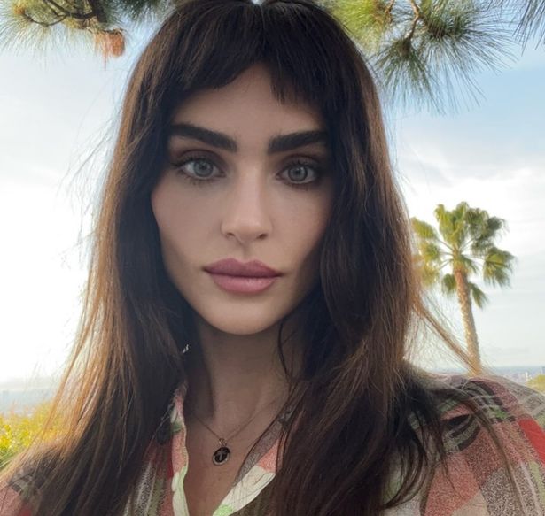 Aimee تنشر بانتظام على التحديثات على Instagram لها