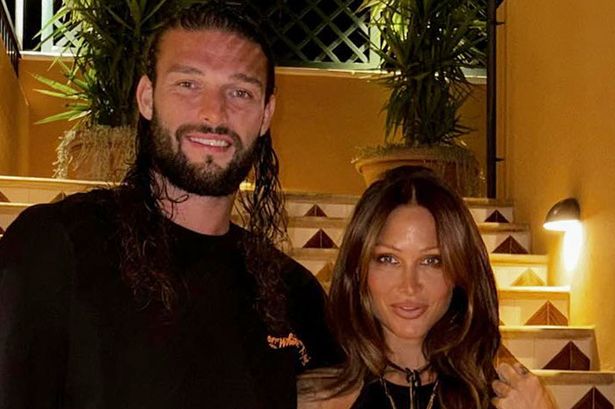 يأخذ Andy Carroll خطوة جذرية لإنقاذ Lou Teasdale Romance بعد الصف العام