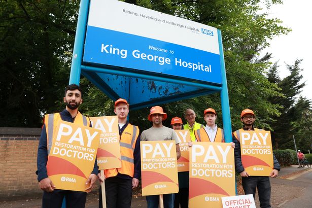 BMA Picket Line في Ilford في مستشفى في دائرة Wes Streeting ، Health Sec