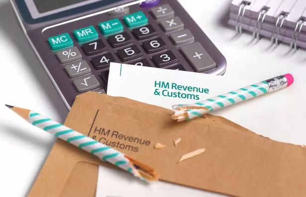 قلم رصاص مكسور محاط بخطابات HMRC