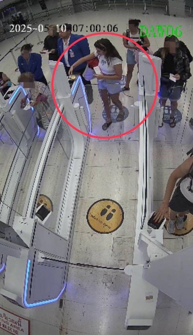 بيلا ماي كولي تغادر من مطار سوفنابومي الدولي في بانكوك ، تايلاند ، في 10 مايو