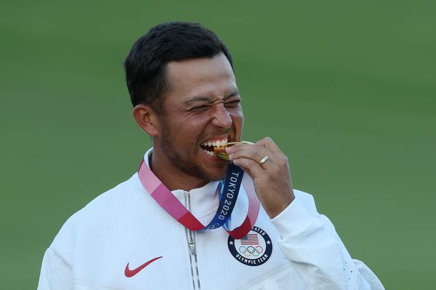 يحتفل Xander Schauffele من فريق الولايات المتحدة بالميدالية الذهبية خلال حفل الميدالي