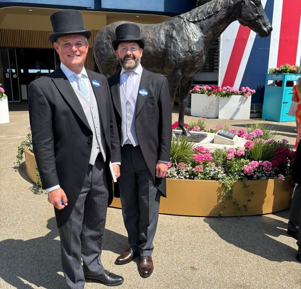 صور وزير Shadow Tory Stuart Andrew مع شريكه في ASCOT الشهر الماضي.
