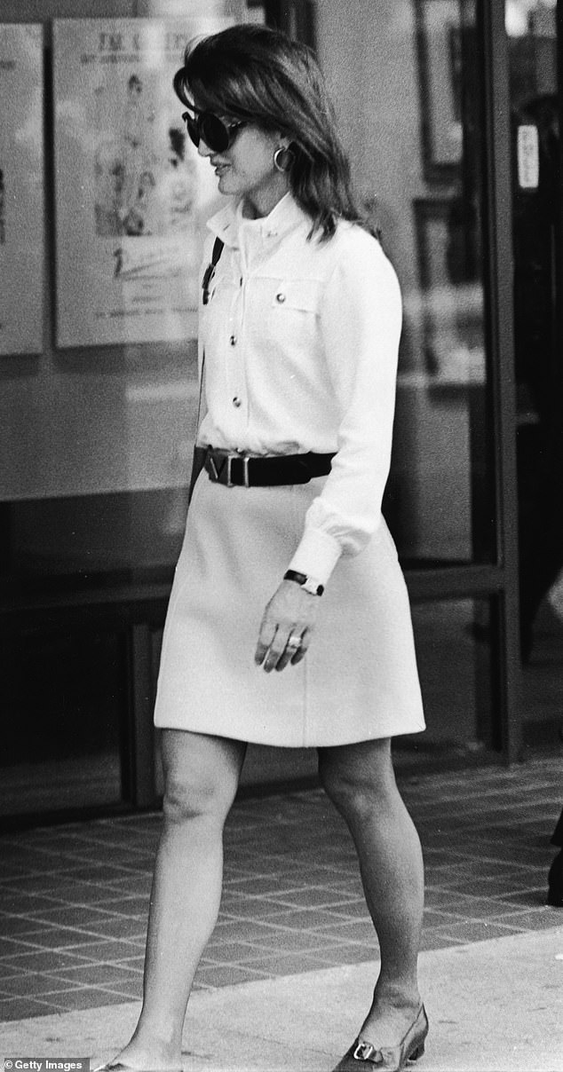 في عام 2017 ، دفع كيم 379،500 دولار لـ Jackie O's Watch (شوهد على جاكي في السبعينيات)