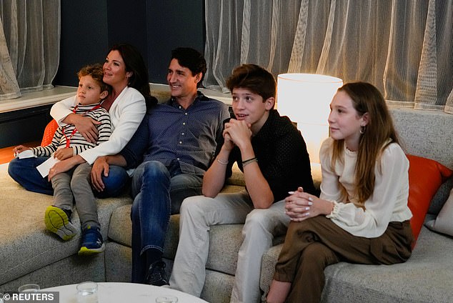 عائلة Trudeau في المنزل في عام 2021. الأطفال Ella-Grace ، يمين ، كزافييه ، مركز ، و Hadrien ، يسار ، مصورون