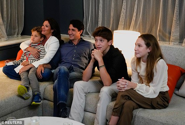 عائلة Trudeau في المنزل في عام 2021. الأطفال Ella-Grace (أقصى اليمين) Xavier (الثاني من اليمين) و Hadrien (أقصى اليسار) مصورون