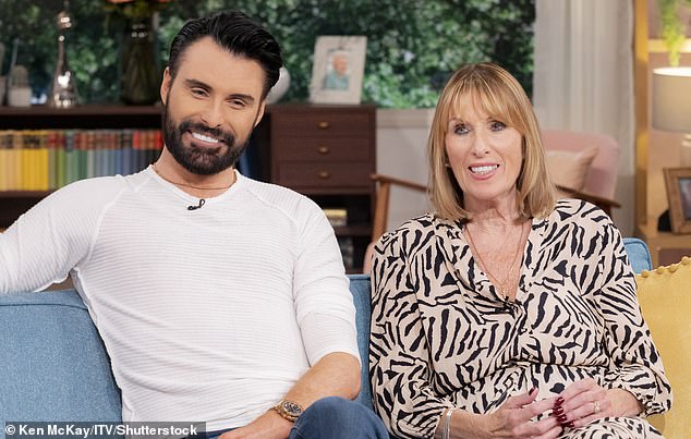 أصبحت ليندا تحظى بشعبية كبيرة منذ أول فترة لها إلى جانب ابنها الشهير على Celebrity Gogglebox في عام 2021 (تم تصويرها معًا في عام 2022)