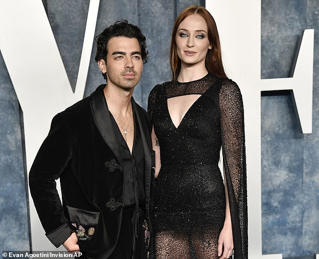 ممثلة Do Revenge متزوجة شهيرة Joe Jonas (في الصورة) ، 35 ، في عام 2019 ، يشارك الزوجان طفلين ، بنات ويلا ، أربعة ، ودلمان ، اثنان