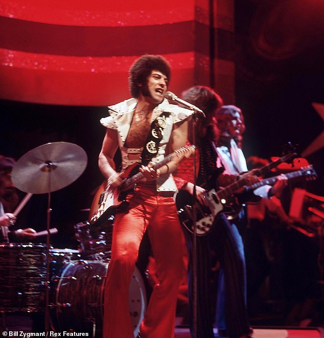 تم تشكيل مجموعة موسيقى الروك مونغو جيري من قبل راي دورست (في الصورة في عام 1974) في عام 1970 وكانوا مشهورين بضرائهم في الصيف