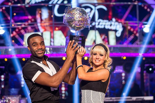 فاز Oduba بشكل صارم بالرقص مع جوان كليفتون في عام 2016 (في الصورة في العرض)