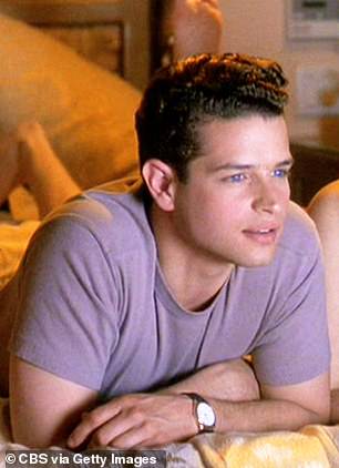 في الصورة في فيلم يلعب Heartthrob Christian Stovitz ، الذي أدرك شير في وقت لاحق كان مثلي الجنس