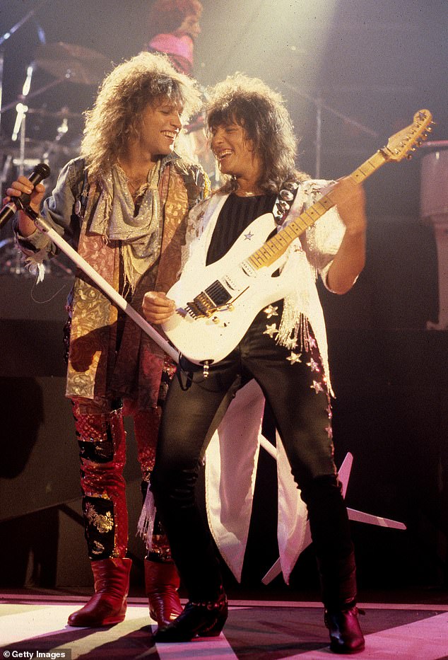أطلق سامبورا (يمينًا) على الشهرة في عام 1983 بصفته عازف الجيتار الرئيسي في Mega-Band Bon Jovi ومشاركة Monster Monster يضرب Livin على الصلاة وأنت تعطي الحب اسمًا سيئًا مع Bon Jovi (يسار) ؛ تم تصويرهم في يوليو 1986