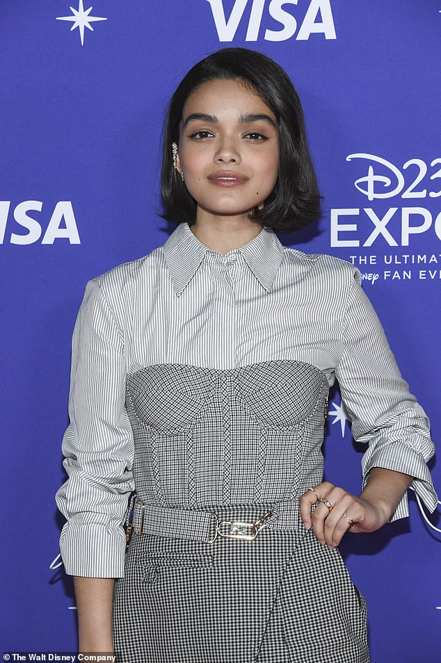 تقوم Zegler بتشغيل الصفحة بعد مواجهة عاصفة من رد الفعل العكسي على إعادة تشغيل Disney¿s Snow White ؛ (شوهد في عام 2022)