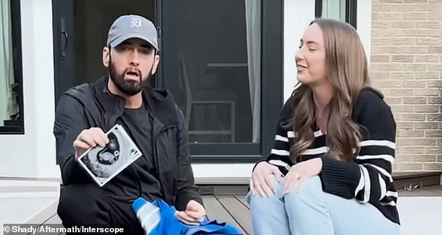 كان إيمينيم هو الذي أعلن عن الولادة الوشيكة لطفل نيبو الأول البالغ من العمر 29 عامًا من خلال الحصول على مفاجئة بالموجات فوق الصوتية بفخر في مقطع الفيديو الموسيقي لعام 2024 لـ SPORERARY (الفذ. Skylar Gray)