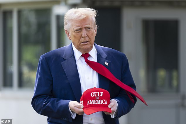 ويأتي بعد أن تم الكشف في أبريل أنه يمكن منع أمل من العودة إلى الولايات المتحدة إلى جانب كبار محامين المملكة المتحدة بموجب العقوبات التي يفرضها دونالد ترامب (شوهد في أبريل)