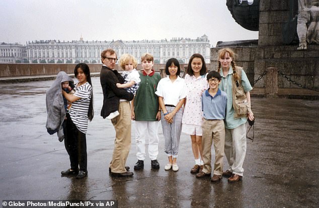 Previn (3-R ، في الصورة في عام 1990) لم يعتبر ألين شخصية أب على الرغم من روزماري البالغة من العمر 80 عامًا ، التي يرجع تاريخها إلى 12 عامًا في الفترة من 1980-1992 حتى اكتشفت ميا بولارويد عارية لابنتها البالغة من العمر 21 عامًا في منزله