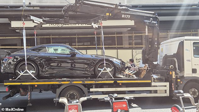 في مايو ، شوهد مايكل وهو يبدو غير متأثر بعد أن تم سحب سيارة رياضية فاخرة في هاي ستريت كينسينغتون ، لندن