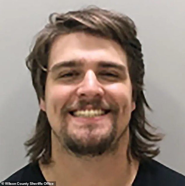 في 21 مايو ، ألقي القبض على Adock من قبل Tennessee Highway Patrol لانتهاكه الحاوية المفتوحة لقانون الكحول والقيادة المتهورة ، مما دفعه لقضاء الليل في سجن مقاطعة أوكوني