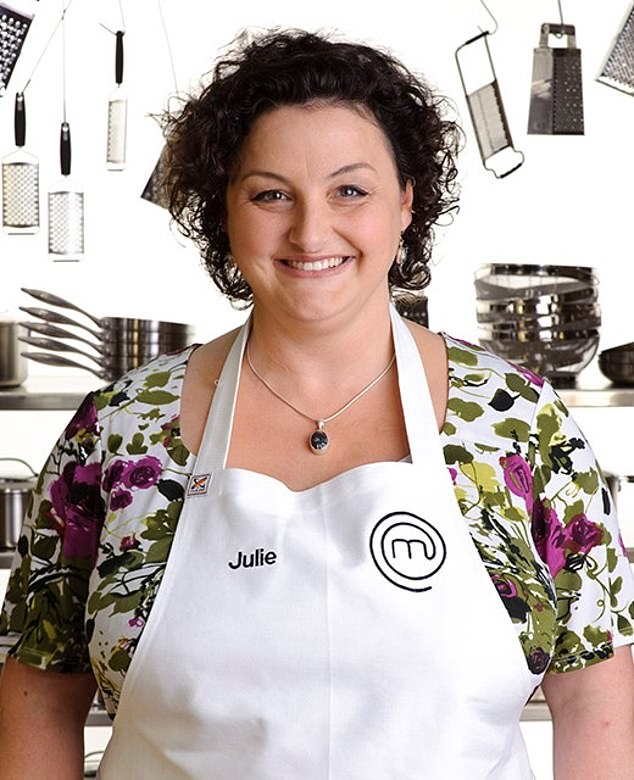 ظهرت جولي لأول مرة على MasterChef Australia في عام 2009 (في الصورة)