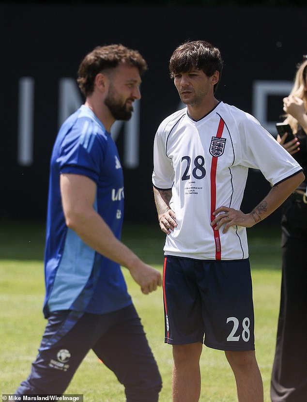 بعد انقسام Zara مع نجمة Made in Chelsea ، (في الصورة اليسرى في التدريب على Aid Soccer) 31 ، في يناير ، انتقلت مع One Direction Man Louis (في الصورة اليمنى) ، في مارس