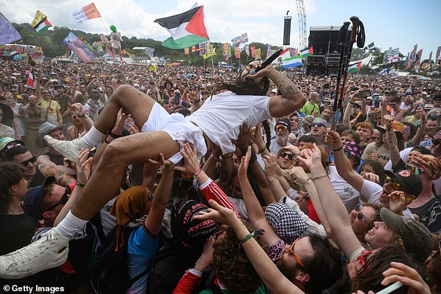 Bobby Vylan من Bob Vylan Crowdsurfs أمام مرحلة West Holts خلال اليوم الرابع من مهرجان Glastonbury 2025 في Worthy Farm ، Pilton في Somerset ، يوم السبت