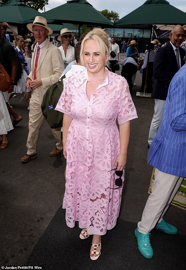 انضم الزوجان في الحدث الرياضي من قبل أمثال Rebel Wilson ، الذي أدار الرؤوس في فستان Midi Pink Lace