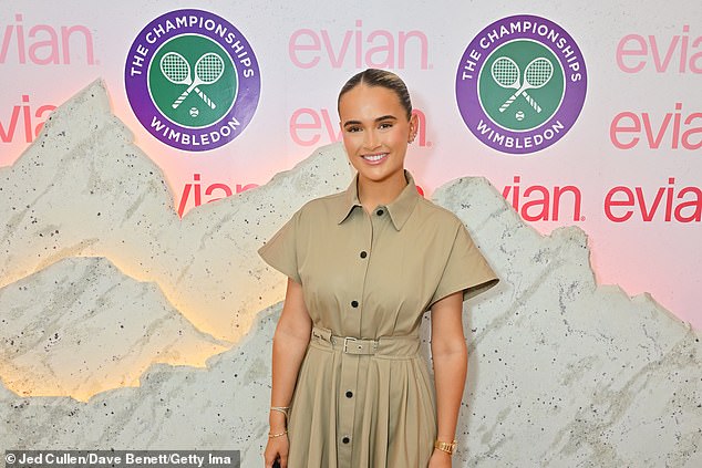 قاد نجم لوف آيلاند مولي ماي النجوم في جناح VIP Evian ، ويبدو أنيقة في فستان قميص بلون الجمال
