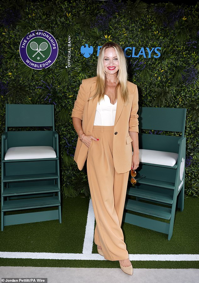 كانت دمية Pussycat Kimberly Wyatt أنيقة للغاية في بدلة برتقالية حيث توقفت بجوار جناح باركليز
