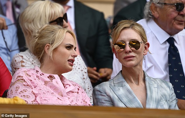 في الصورة: الممثلات Rebel Wilson و Cate Blanchett في The Royal Box قبل المباراة الفردية للسيدات