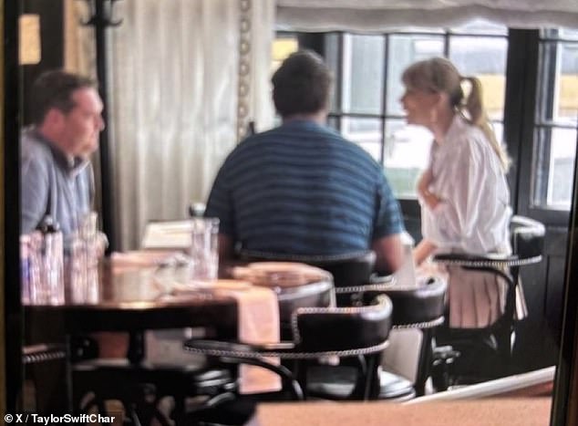 شوهد الزوجان النجمان ، وكلاهما 35 ، وهو يمسك وجبة معًا في بار Jojo's Bar في Chagrin Falls مع صديق ذكر