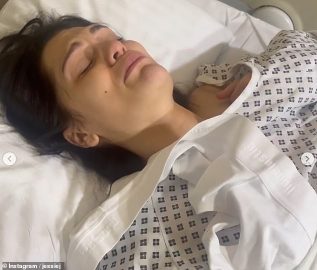أثناء نقلها إلى قصصها في Instagram ، شاركت منشورًا صريحًا مع المعجبين ، وانفتحت بشجاعة حول مشاعرها