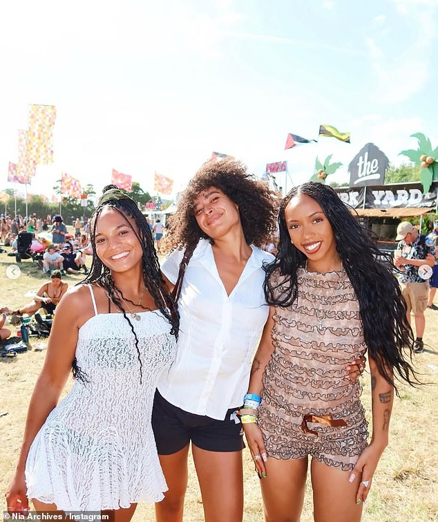 شاركت إيلا كيني (الأوسط) أول لمحة عن تجربة غلاستونبري المليئة بالمرح ، بعد أن تم الكشف عنها على أنها المرأة التي شوهدت تقبيل هاري ستايلز في منطقة VIP في المهرجان الشهر الماضي