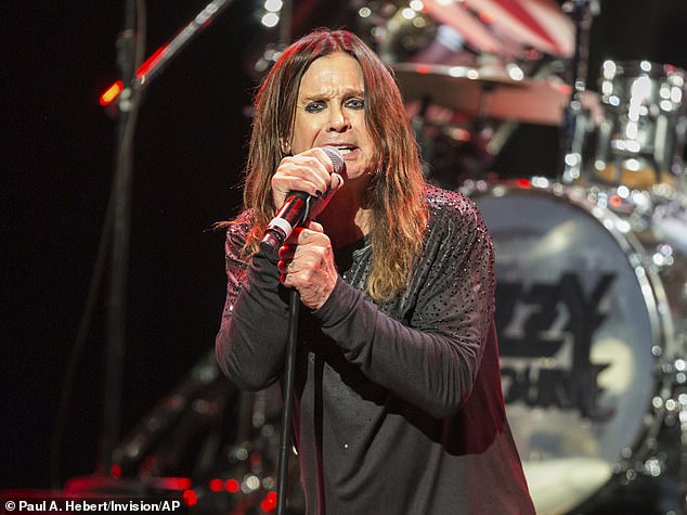 خضع Ozzy (في الصورة في عام 2014) لسبع عمليات جراحية في السنوات الخمس الماضية ، بما في ذلك عملية العمود الفقري الرابع في سبتمبر 2023 ، وكان يقاتل مرض باركنسون