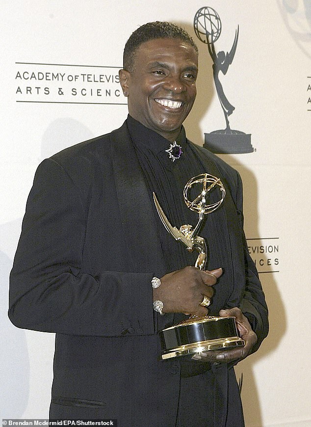 فاز ديفيد بجائزة إيمي في حفل توزيع جوائز Emmy Creative Arts 2005 في لوس أنجلوس