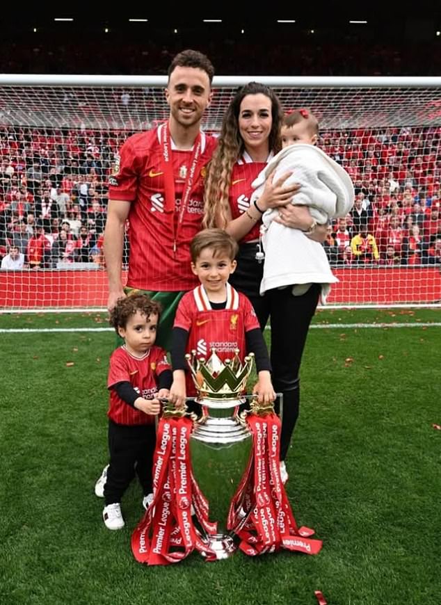 الزوجان لديهما ثلاثة أطفال ، في الصورة في ملعب أنفيلد في مايو بعد الفوز بالدوري الممتاز
