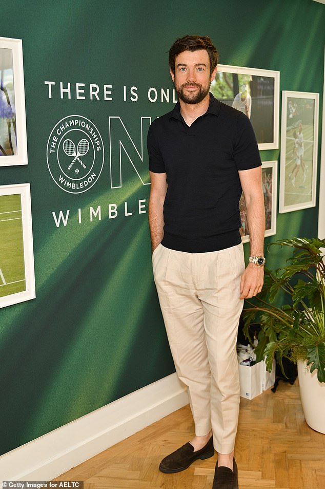 توقف جاك وايتهول بجوار جناح باركسايد في AELTC في المحكمة رقم 1 قبل مشاهدة بعض اللعب